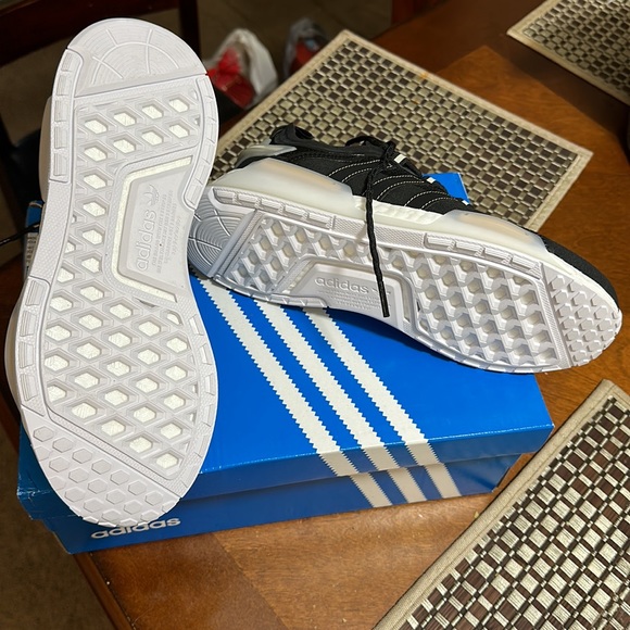Adidas NMD V3 women’s size 7 - Picture 5 of 6